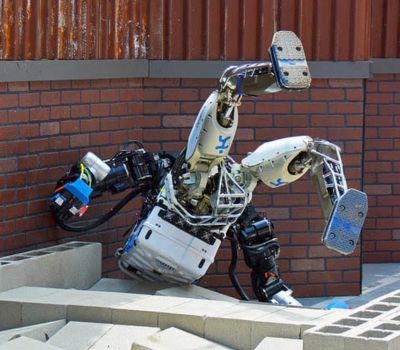 Miért zuhannak folyamatosan a humanoid robotok, miközben az emberek ritkán?